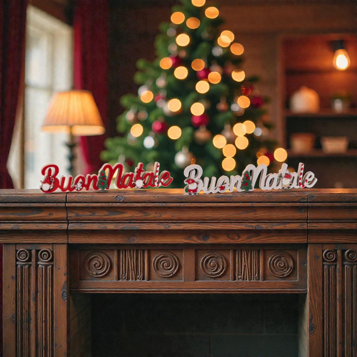 2 Decorazione scitta in MDF con scritta BUONA NATALE. Una scritta rossa e una bianca, mbientate in una casa natalizia.