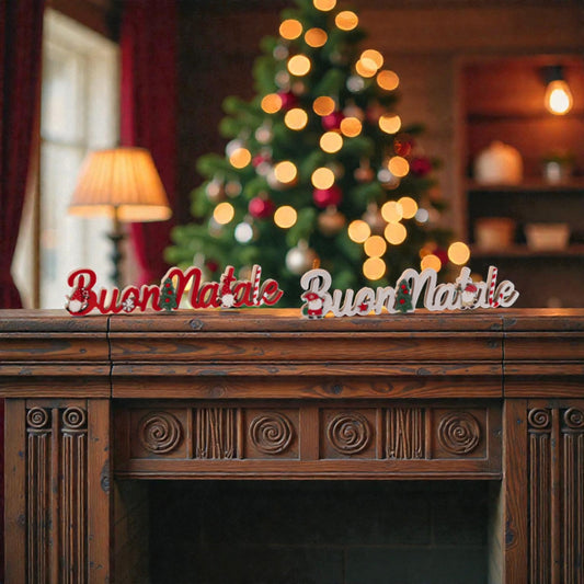 2 Decorazione scitta in MDF con scritta BUONA NATALE. Una scritta rossa e una bianca, mbientate in una casa natalizia.