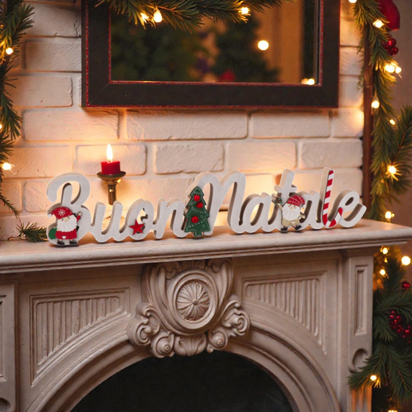 Decorazione di natale in MDF con scritta BUON NATALE bianca e forme di natale come alberi e gnomi di natale. Ambientata sopra ad un camino in una casa accogliente a natale.