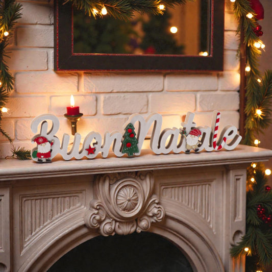 Decorazione di natale in MDF con scritta BUON NATALE bianca e forme di natale come alberi e gnomi di natale. Ambientata sopra ad un camino in una casa accogliente a natale.