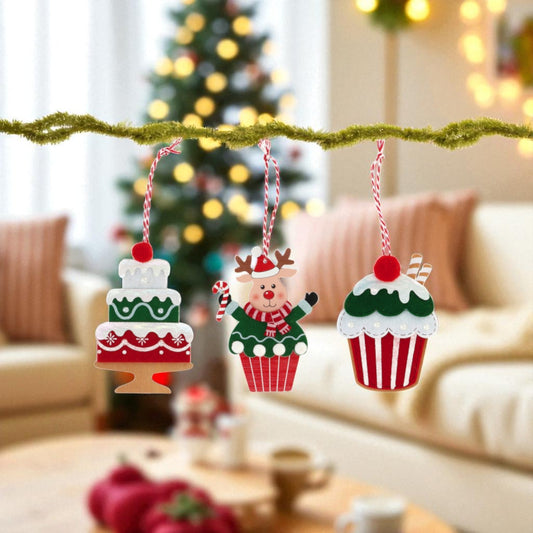 3 decorazione natalizie cupcake appese con sfondo natalizio