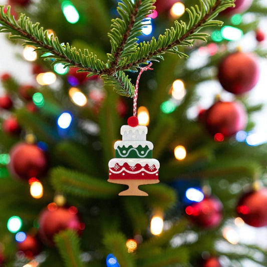 decorazione natalizia a forma di torta in mdf appesa ad un albero di natale