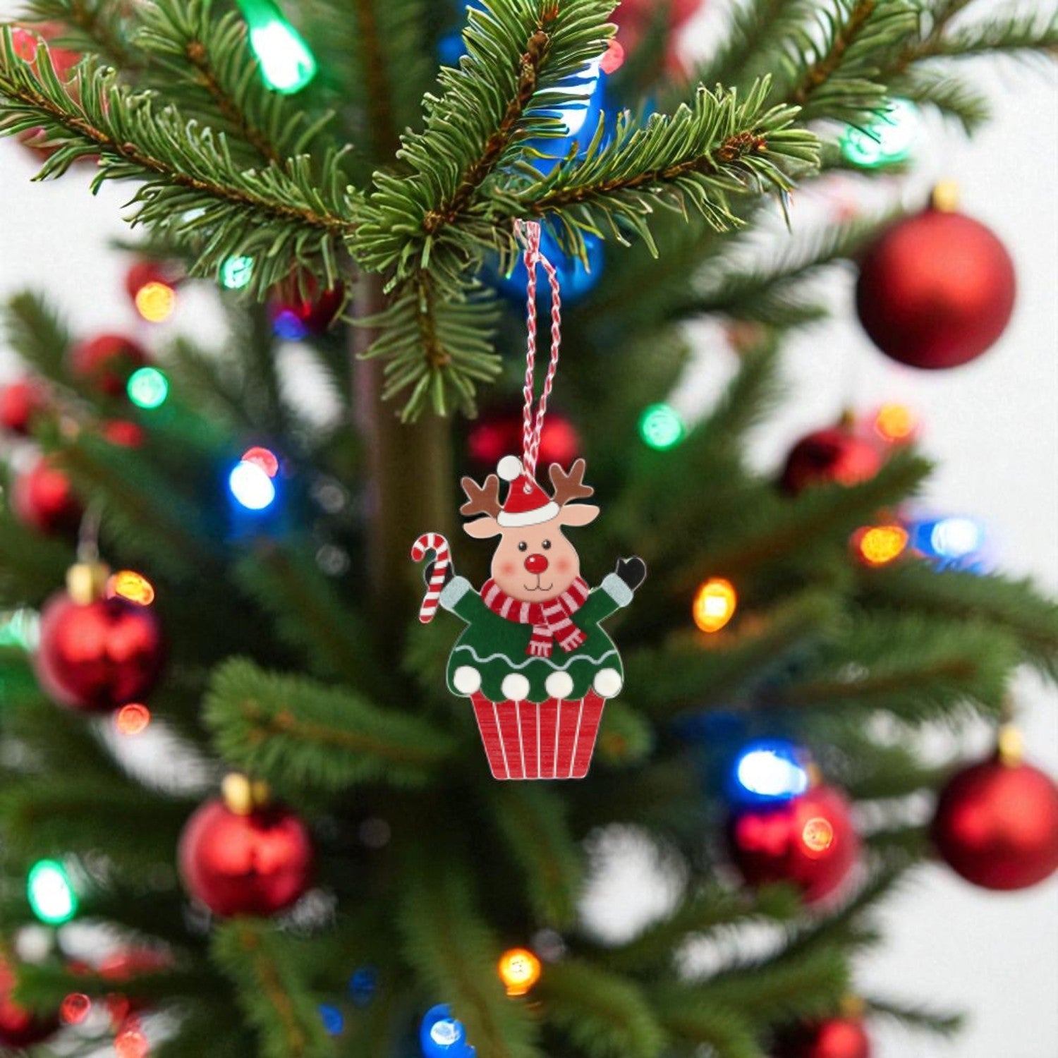 decorazione a forma di cupcake con una renna appesa ad un albero di natale