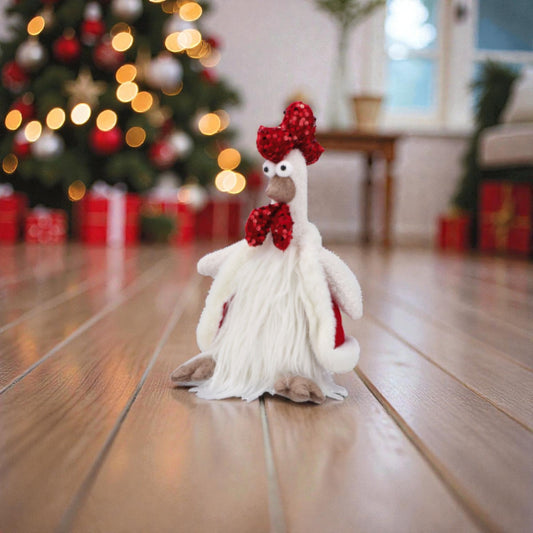 Decorazione in tessuto natalizia a forma di Gallo con parti rosse natalizie, ambientato in una casa accogliente a natale.