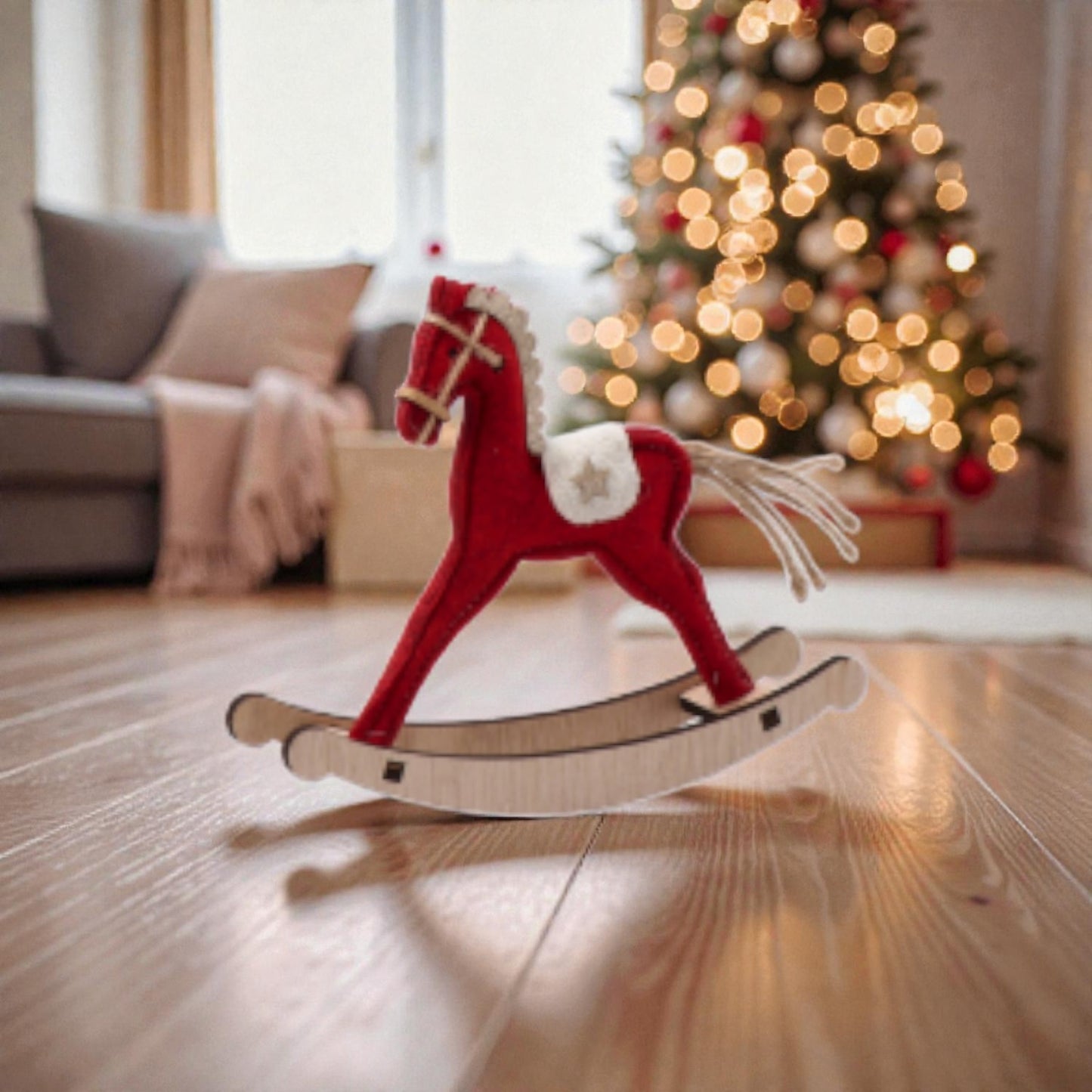 Decorazione di natale a forma di Cavallo a dondolo rosso natalizio in una casa accogliente e festiva. 