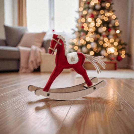Decorazione di natale a forma di Cavallo a dondolo rosso natalizio in una casa accogliente e festiva. 