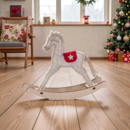 Decorazione di natale a forma di Cavallo a dondolo bianco natalizio in una casa accogliente e festiva.