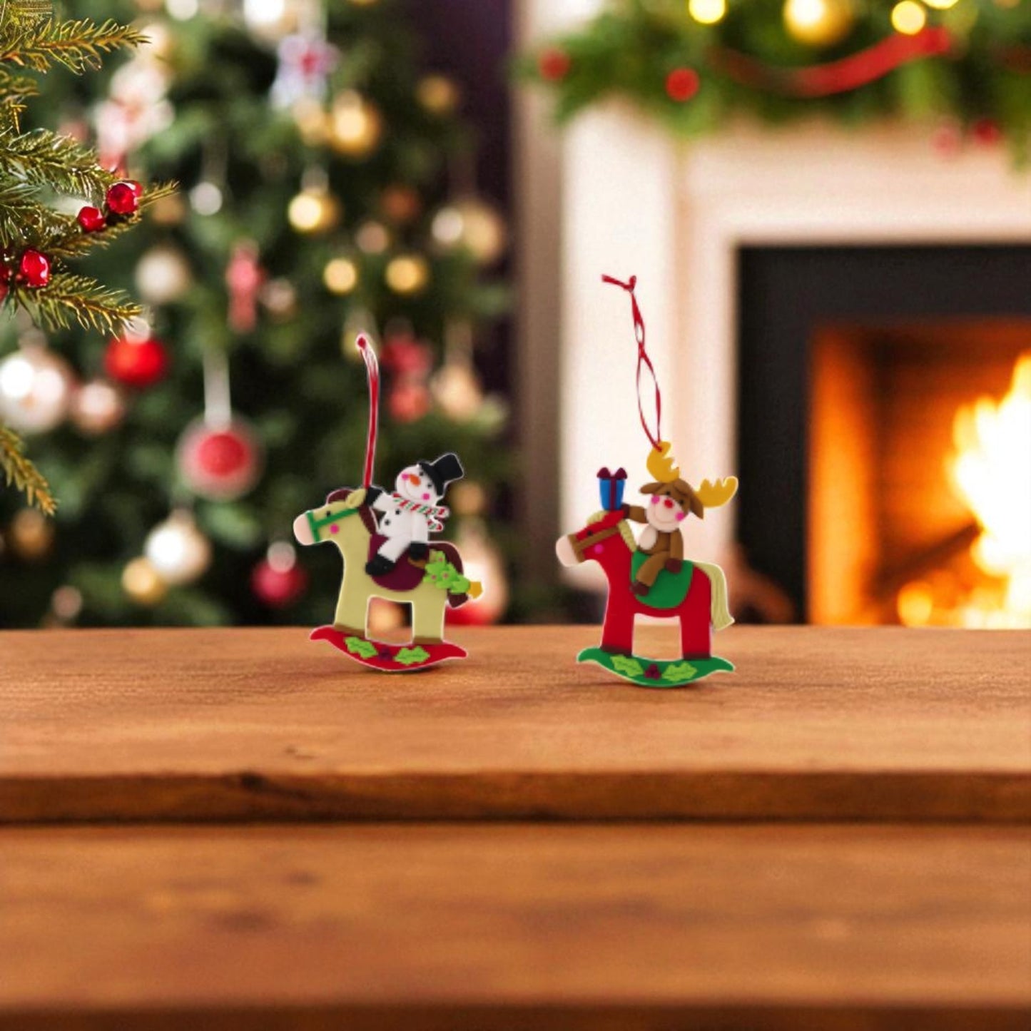 2 decorazione con cavallo, pupazzo di neve e renna di natale, da appendere all'albero di natale con uno sfondo natalizio in una casa calda.