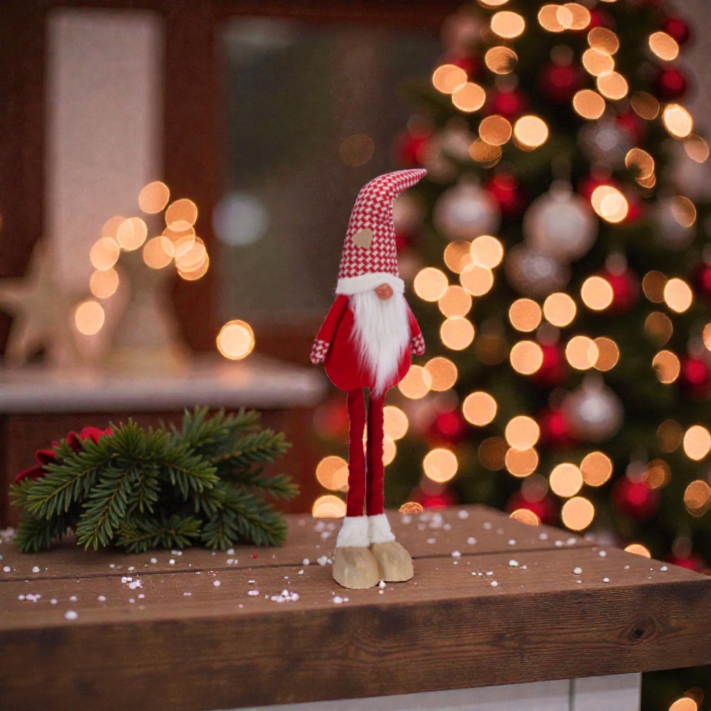 decorazione a forma di gnomo di natale con vestiti natalizi, ambientato in una casa natlizia