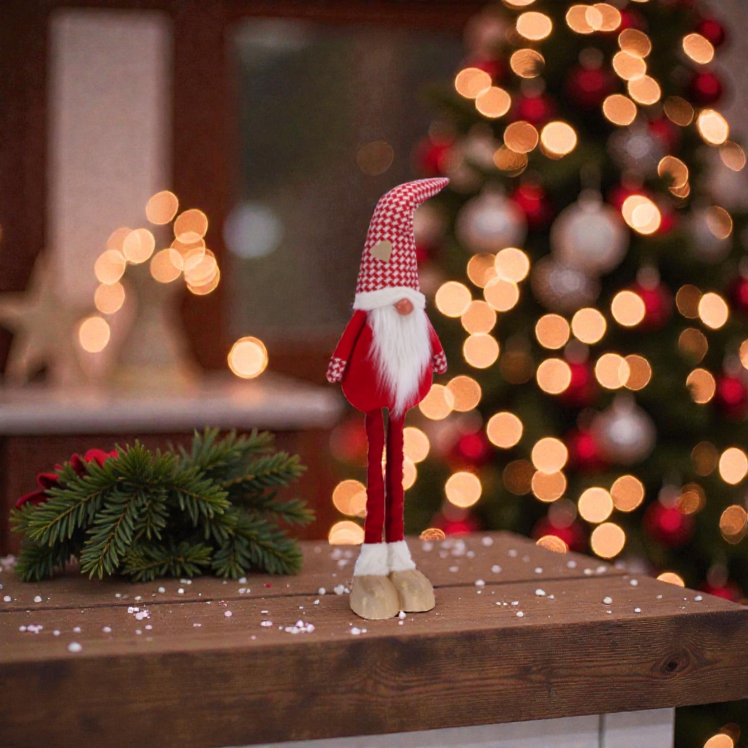 decorazione a forma di gnomo di natale con vestiti natalizi, ambientato in una casa natlizia