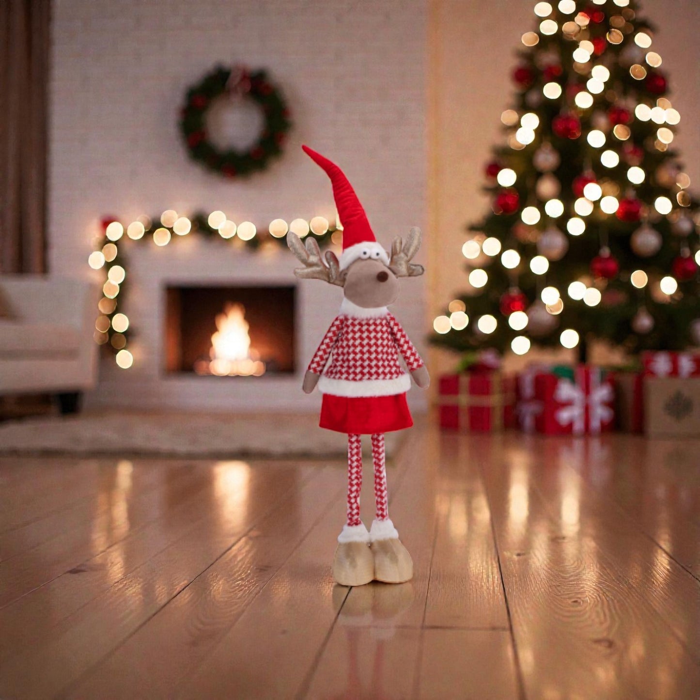 decorazione a forma di renna di natale con vestiti natalizi rossi, ambientato in una casa natlizia