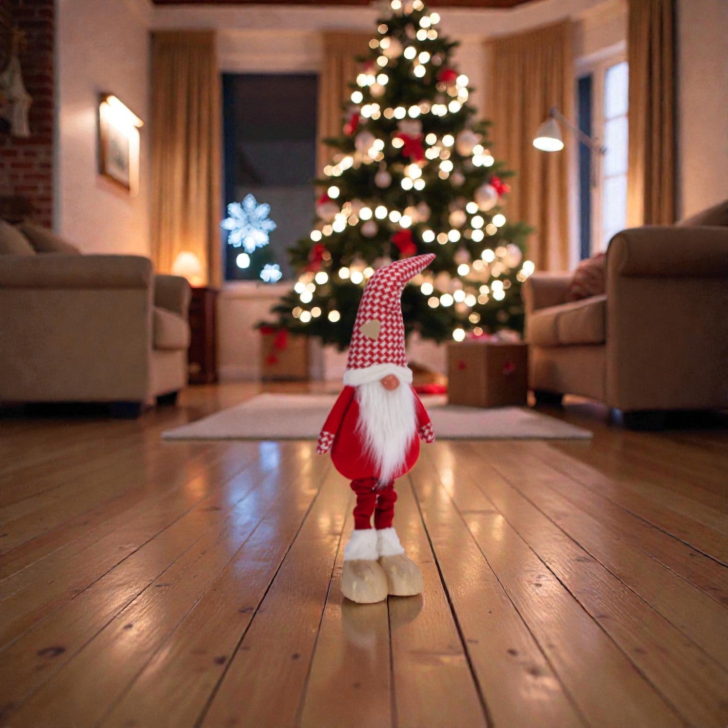 decorazione a forma di gnomo di natale con vestiti natalizi rossi, ambientato in una casa natlizia