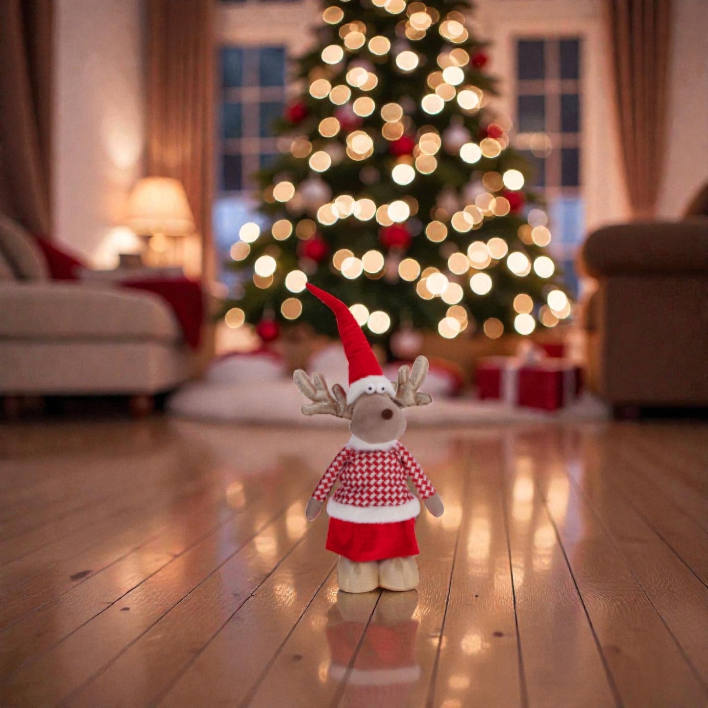 decorazione a forma di renna di natale con vestiti natalizi rossi, ambientato in una casa natlizia