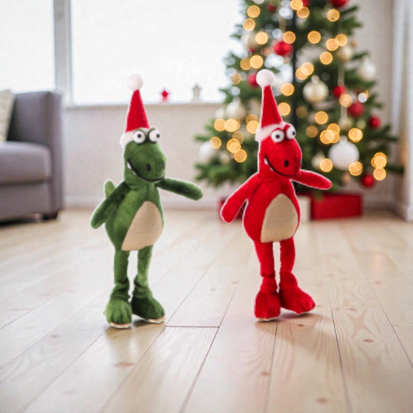 Due draghi di natale, uno rosso e uno verde, con gambe sul pavimento di una casa a Natale.