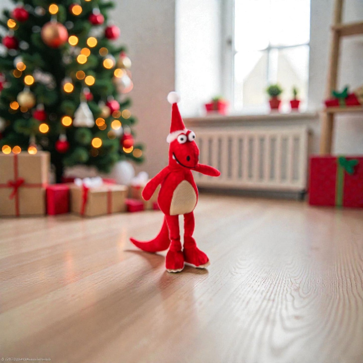 Drago di natale rosso in tessuto sul pavento di una casa a natale.