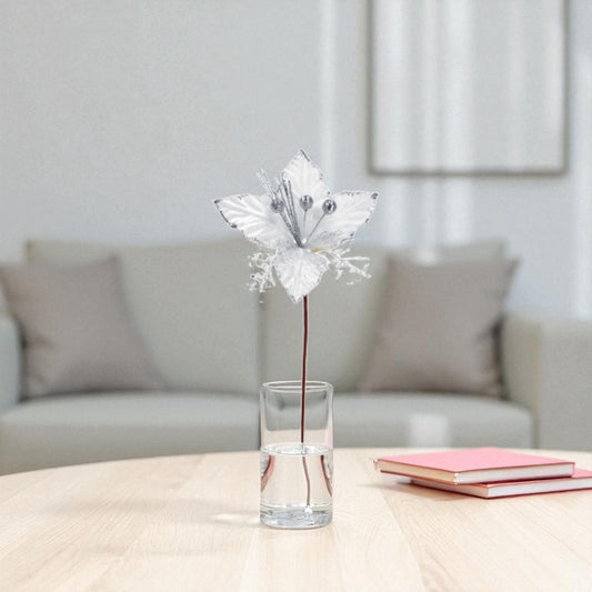 fiore bianco natalizio decorativo in una vaso, ambientato in una casa minimale