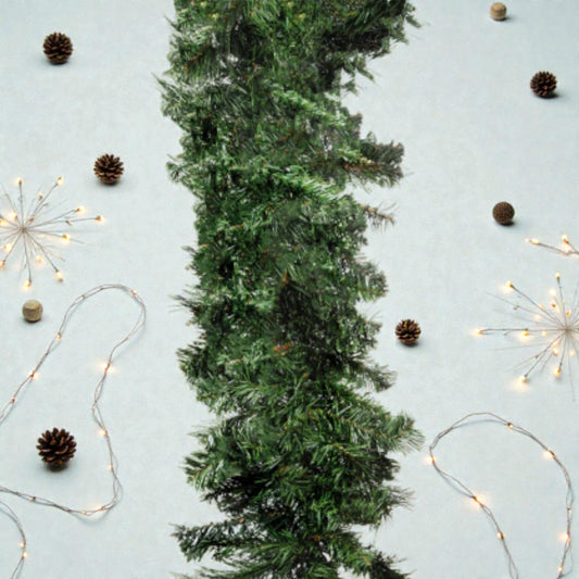 Girlanda di natale componibili su sfondo bianco con decori natalizi.