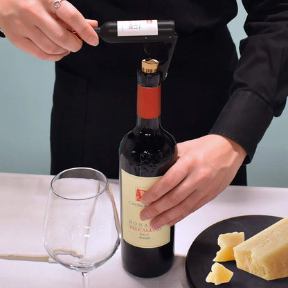 Apribottiglie Legami a forma di Bottiglia, con funzione cavatappi e stappa bottiglie.
Venduto da Prodomo negozio online di Casalinghi