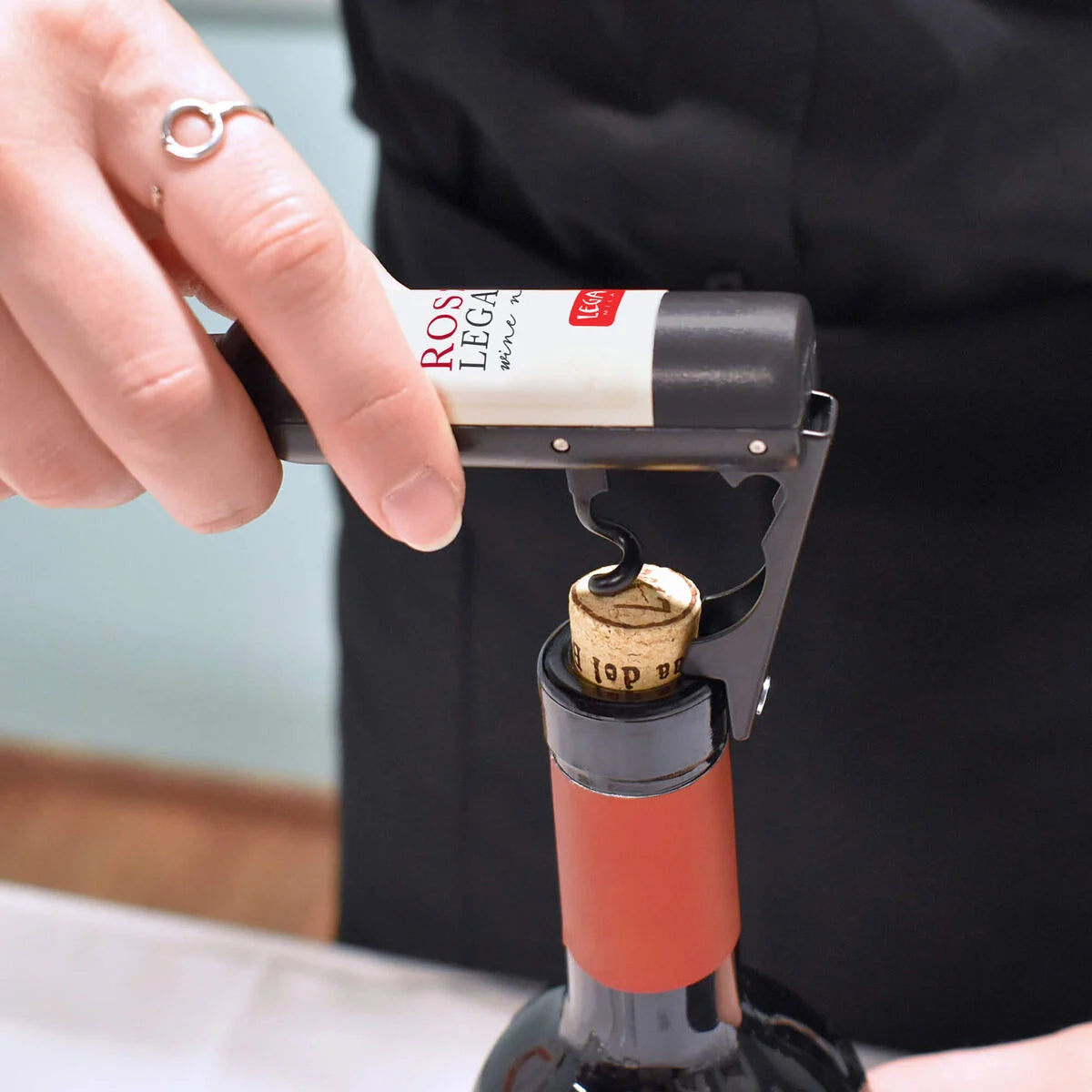 Apribottiglie Legami a forma di Bottiglia, con funzione cavatappi e stappa bottiglie.
Venduto da Prodomo negozio online di Casalinghi
