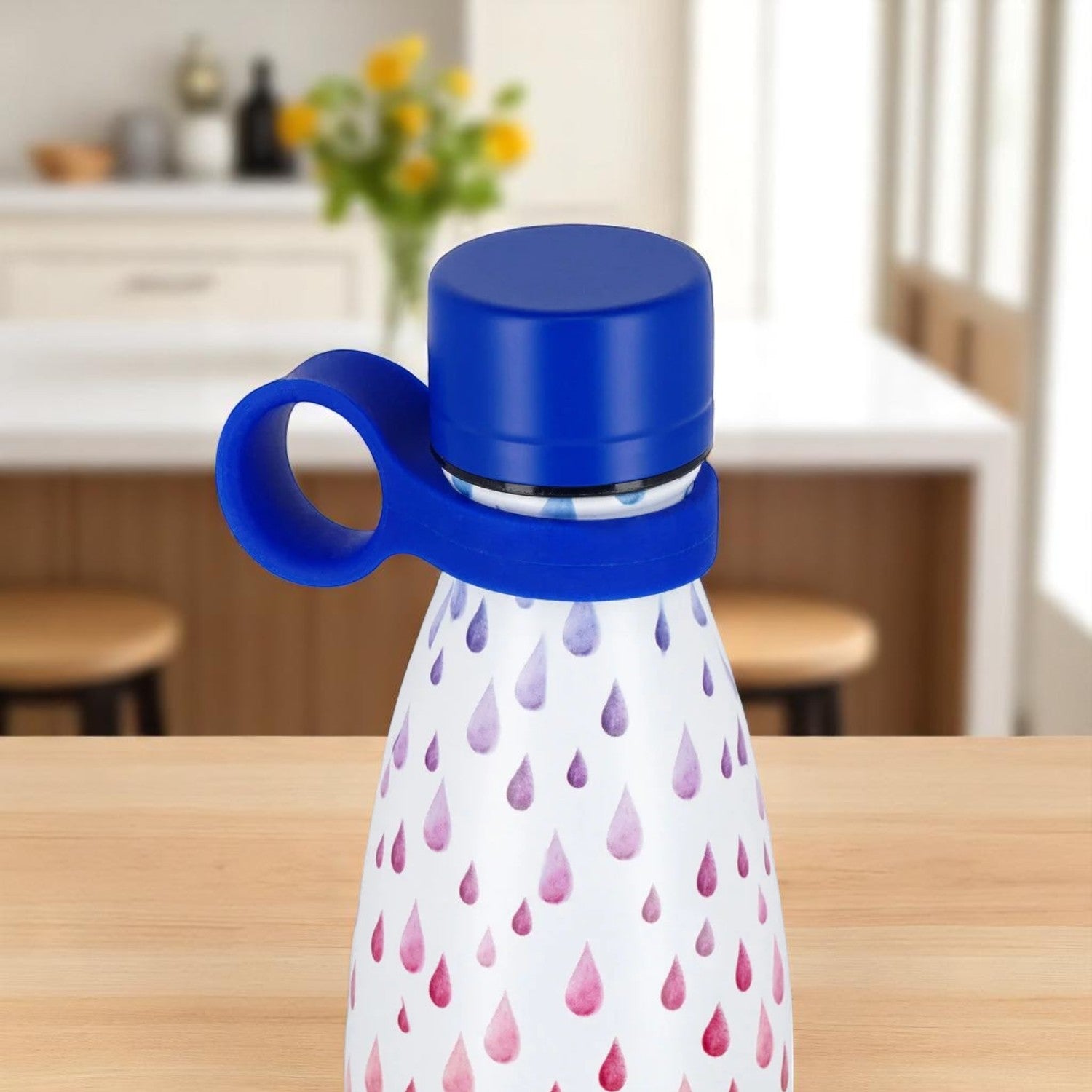 Borraccia Hot&Cold di Legami, colore after rain, ambientato in una cucina. Venduto da Prodomo Negozione online di caslighi