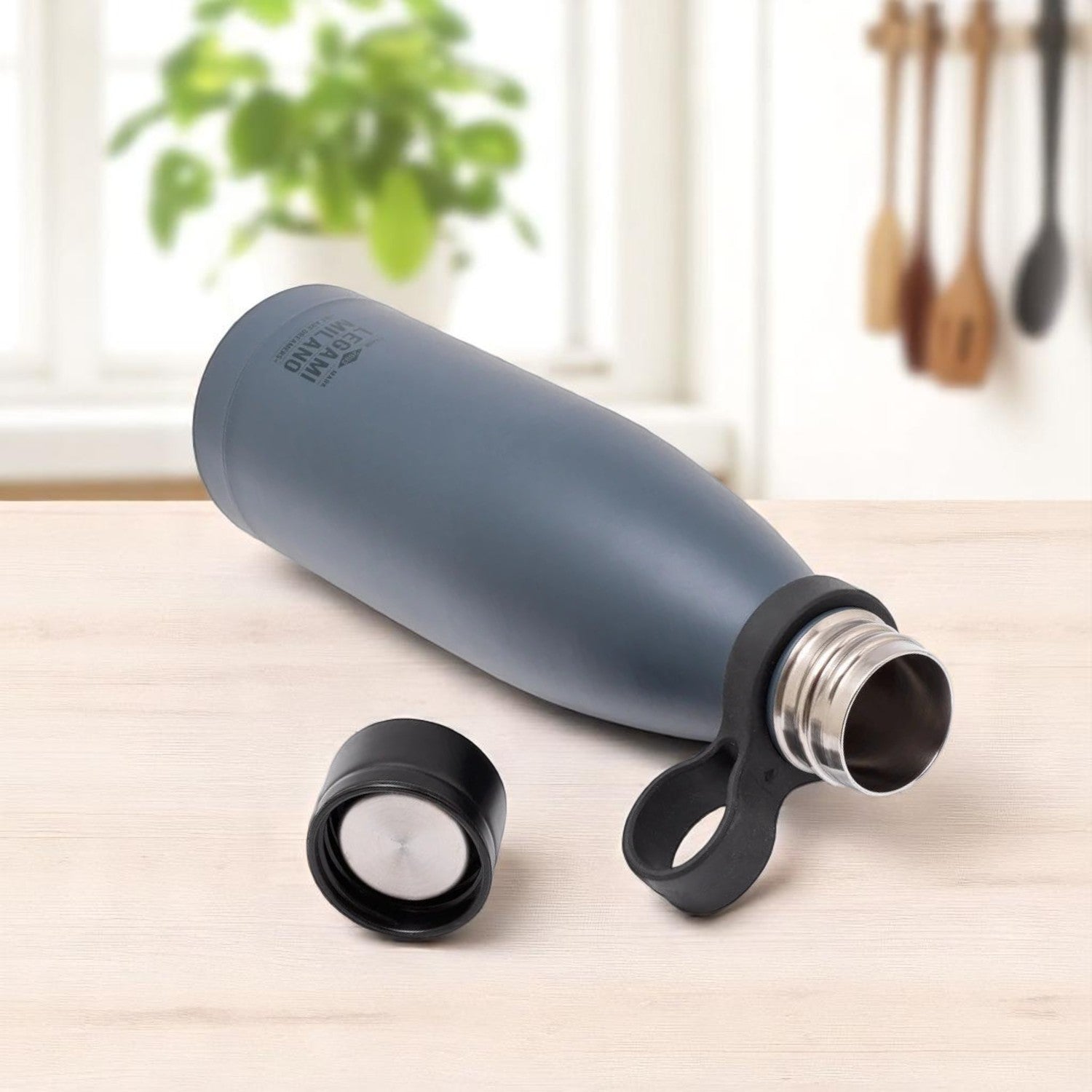 Borraccia Hot&Cold di Legami, colore Nero, ambientato in una cucina. Venduto da Prodomo Negozione online di caslighi