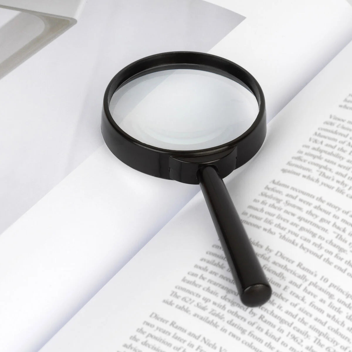 Lente di Ingrandimento Legami appoggiata su un libro.
Venduto da Prodomo negozio online di Casalinghi
