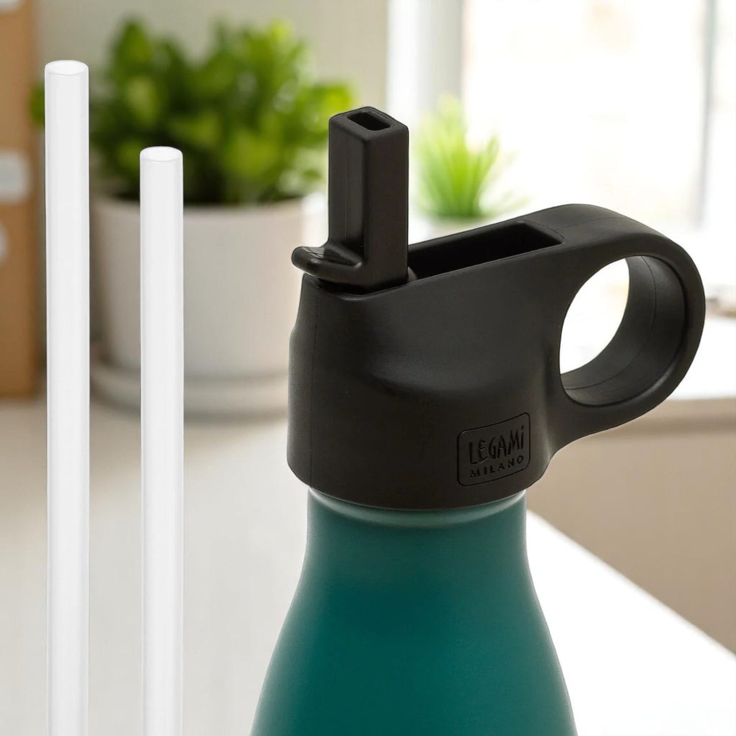 Tappo per borraccia nero con beccuccio sportivo apribile.
Realizzato da Legami e venduto da Prodomo o Pro Domo