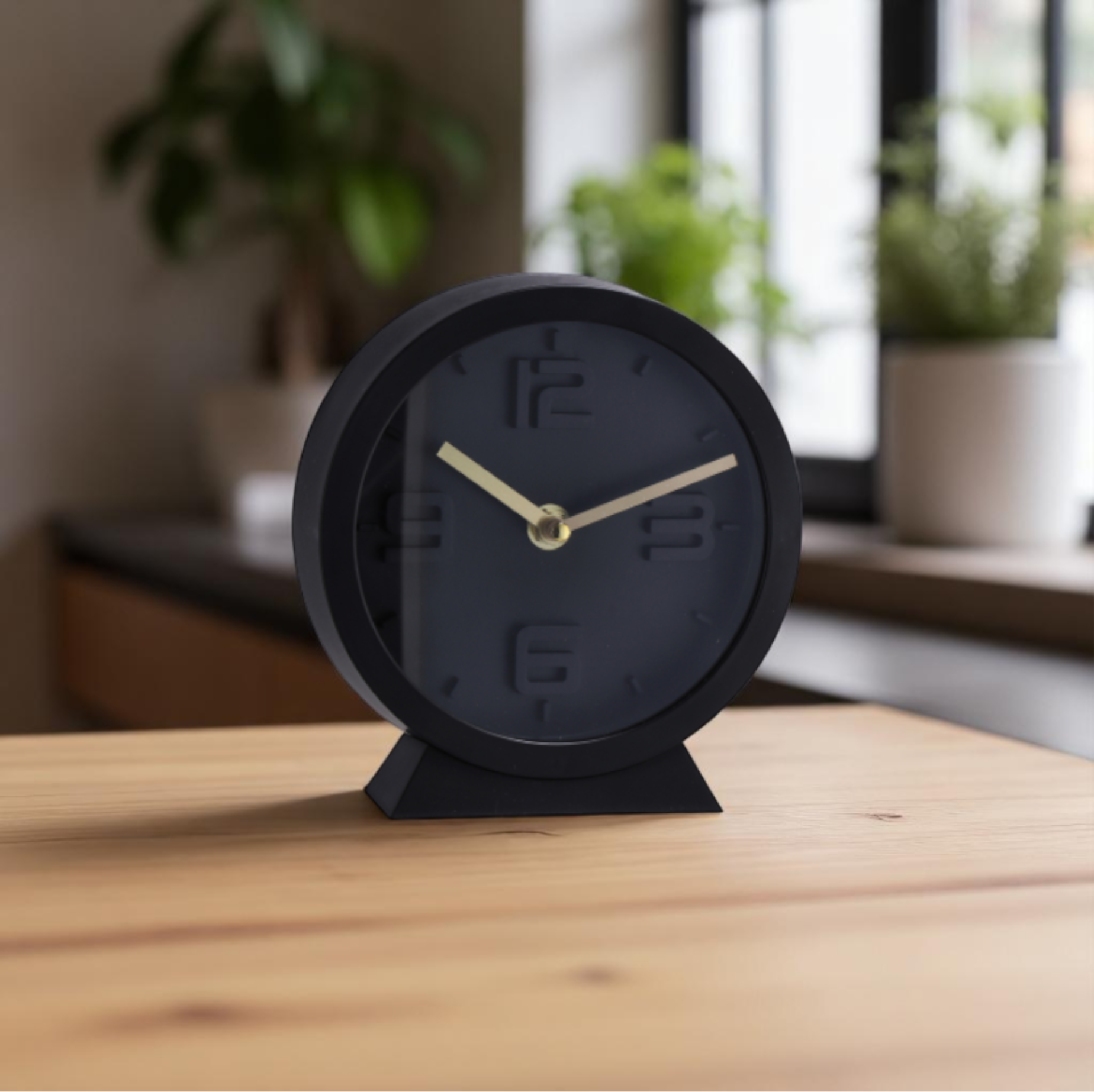 Orologio da tavolo in plastica con lancette oro. Venduto da Prodomo negozio online di Casalinghi