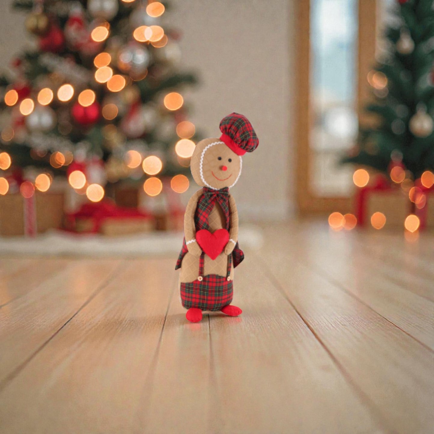 Decorazione di Natale Omini pan di zenzero in tessuto, ambientato in una casa a natale.