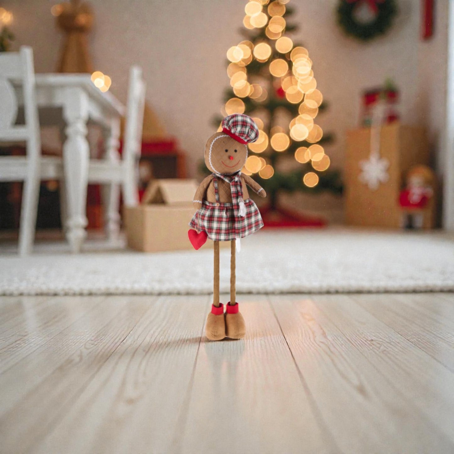 Decorazione di Natale Omini pan di zenzero con gambe lunghe in tessuto, ambientato in una casa a natale.