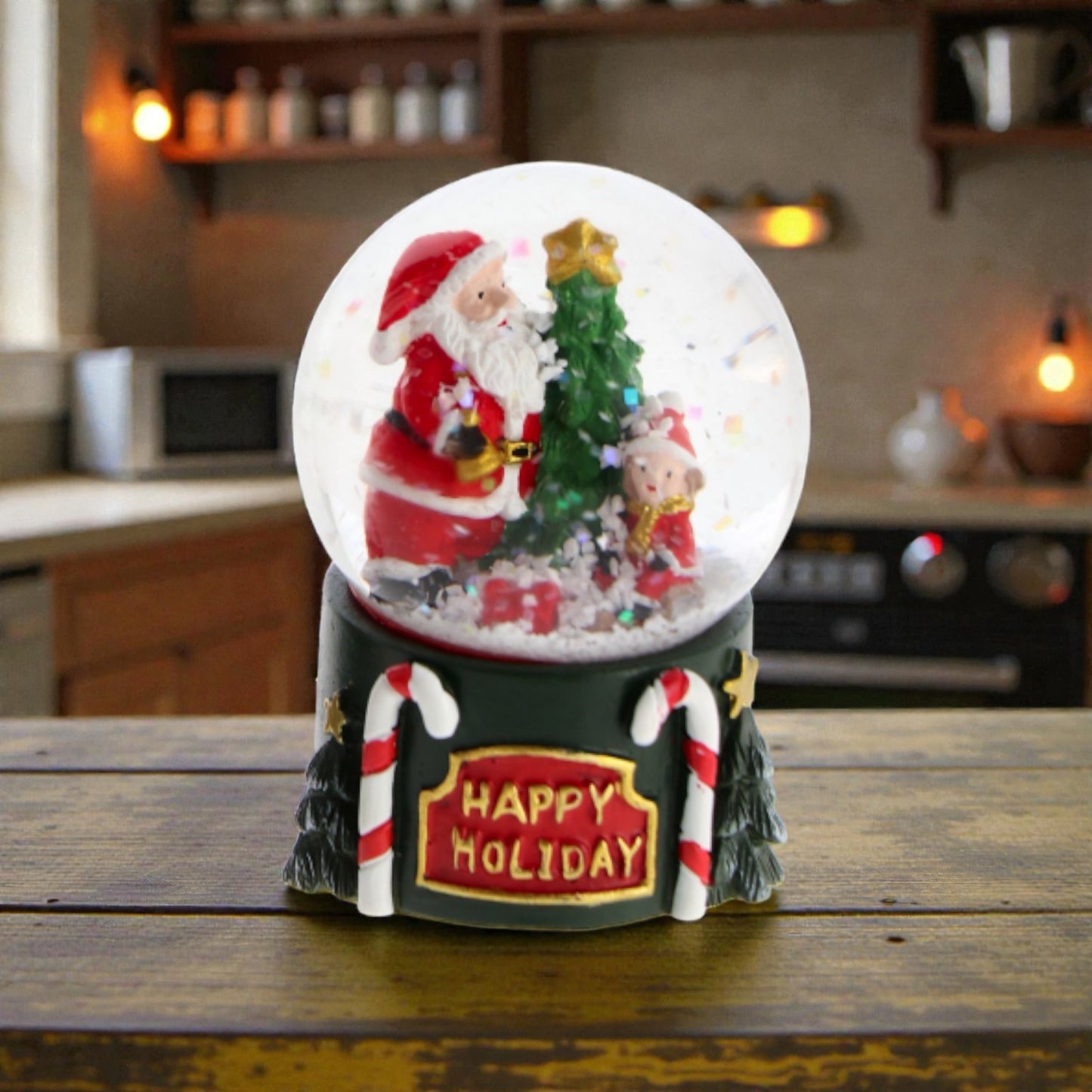 Palla di neve con babbo natale e base in resina, ambientata in una casa accogliente.