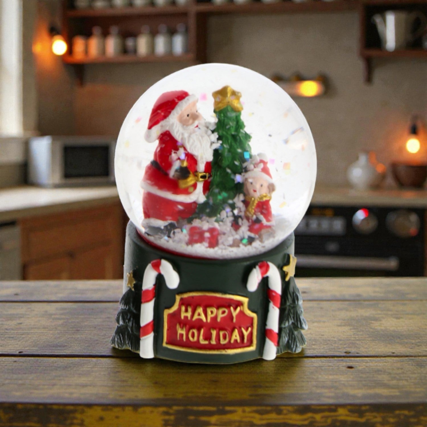 Palla di neve con babbo natale e base in resina, ambientata in una casa accogliente.