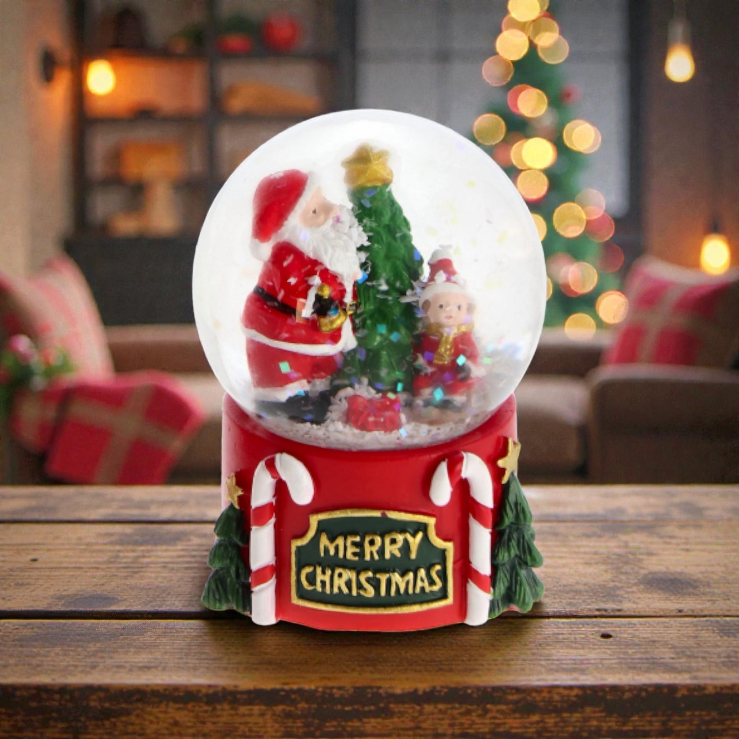 Palla di neve con babbo natale e base in resina, ambientata in una casa accogliente.