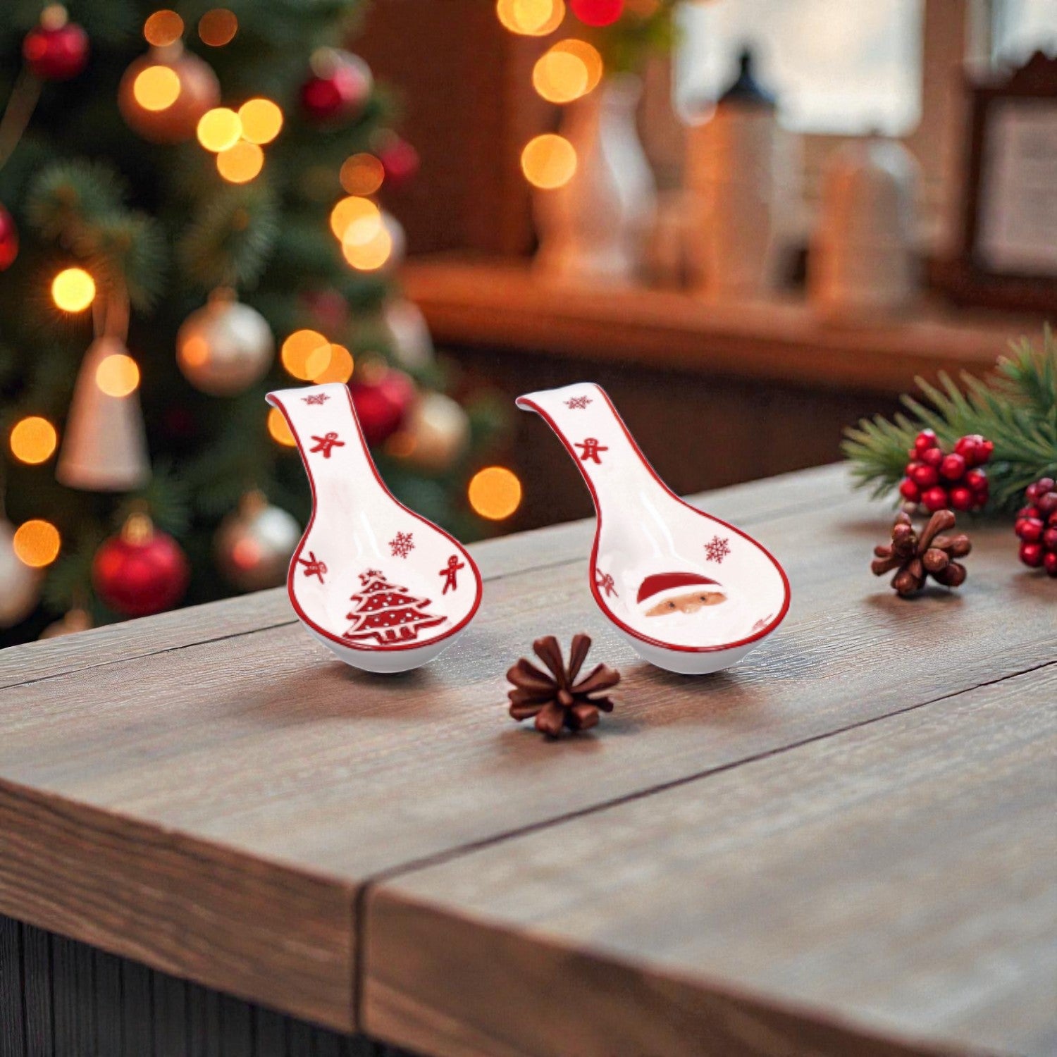 Due Porta cucchiaio di Natale rosso e Bianco sopra un piano cucina in legno con sfondo natalizio.