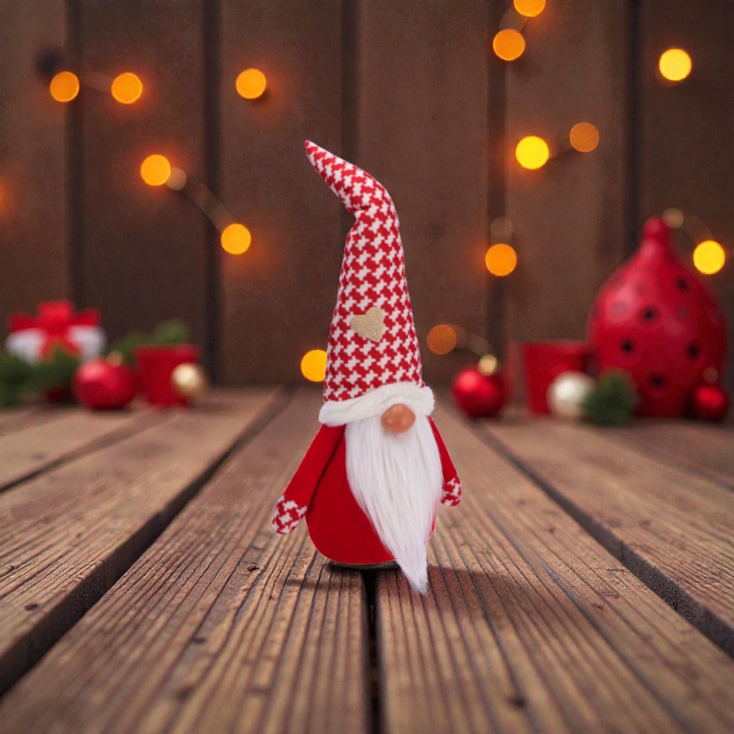 Decorazione Natalizia a forma di gnomo con vestiti e cappello di natale, ambientato in una calda casa a Natale.