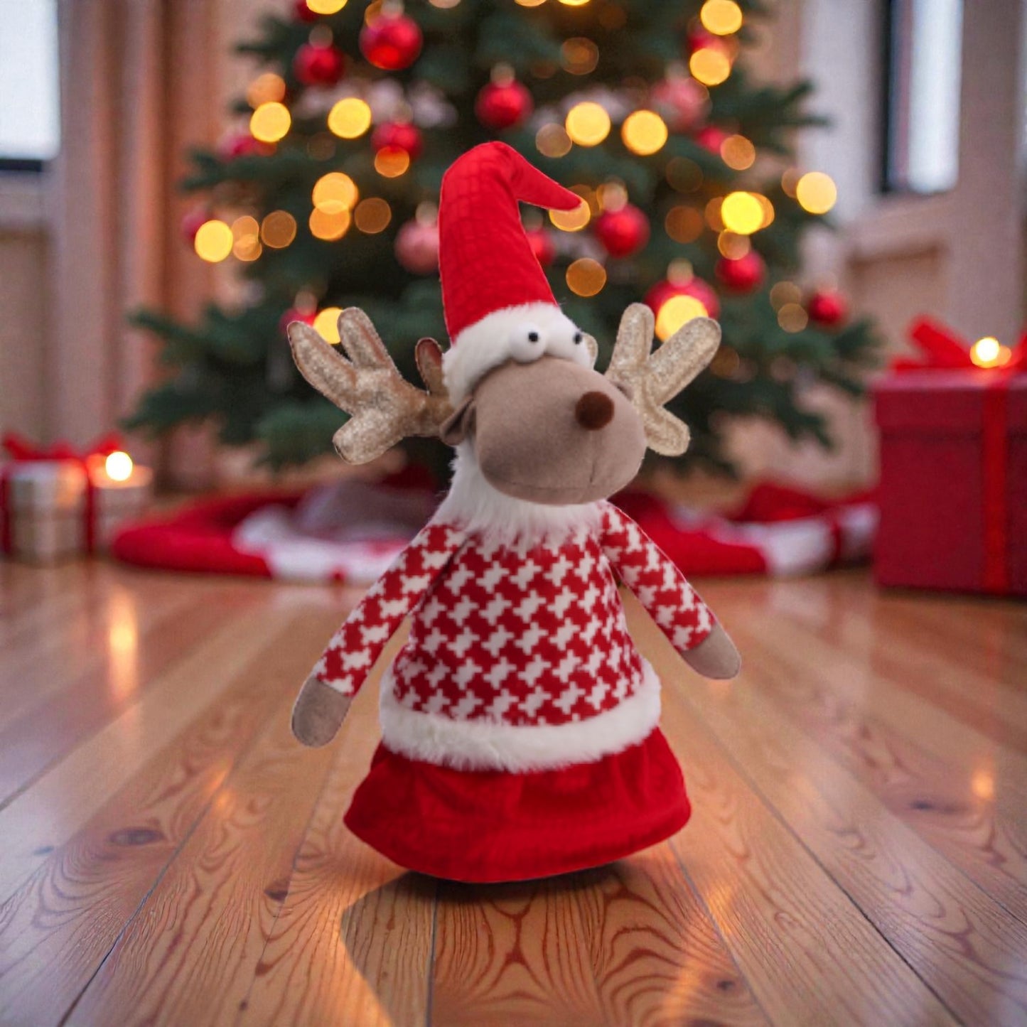 Decorazione di Natale a forma di renna con vestiti natalizi ambientato in una casa a natale.