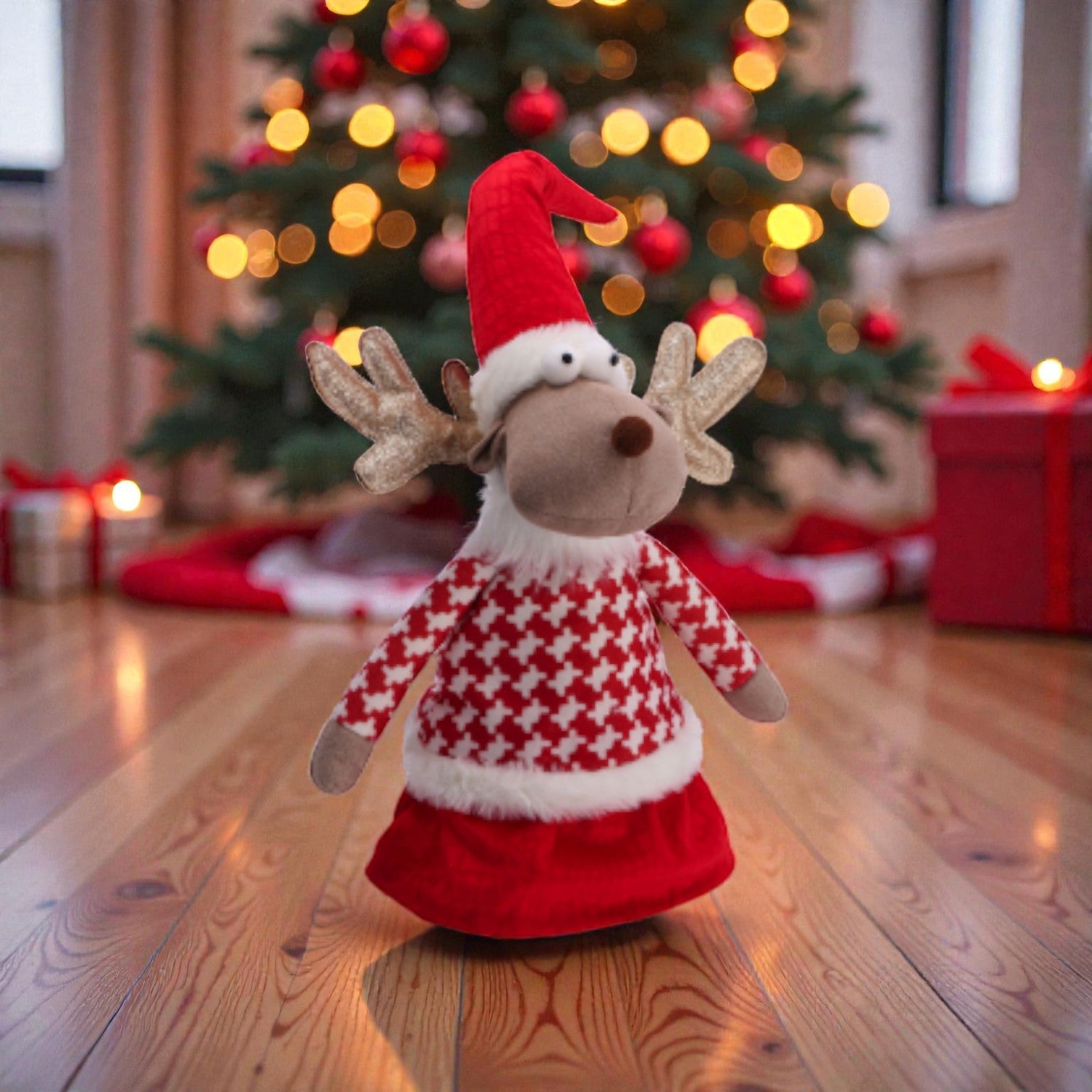 Decorazione di Natale a forma di renna con vestiti natalizi ambientato in una casa a natale.