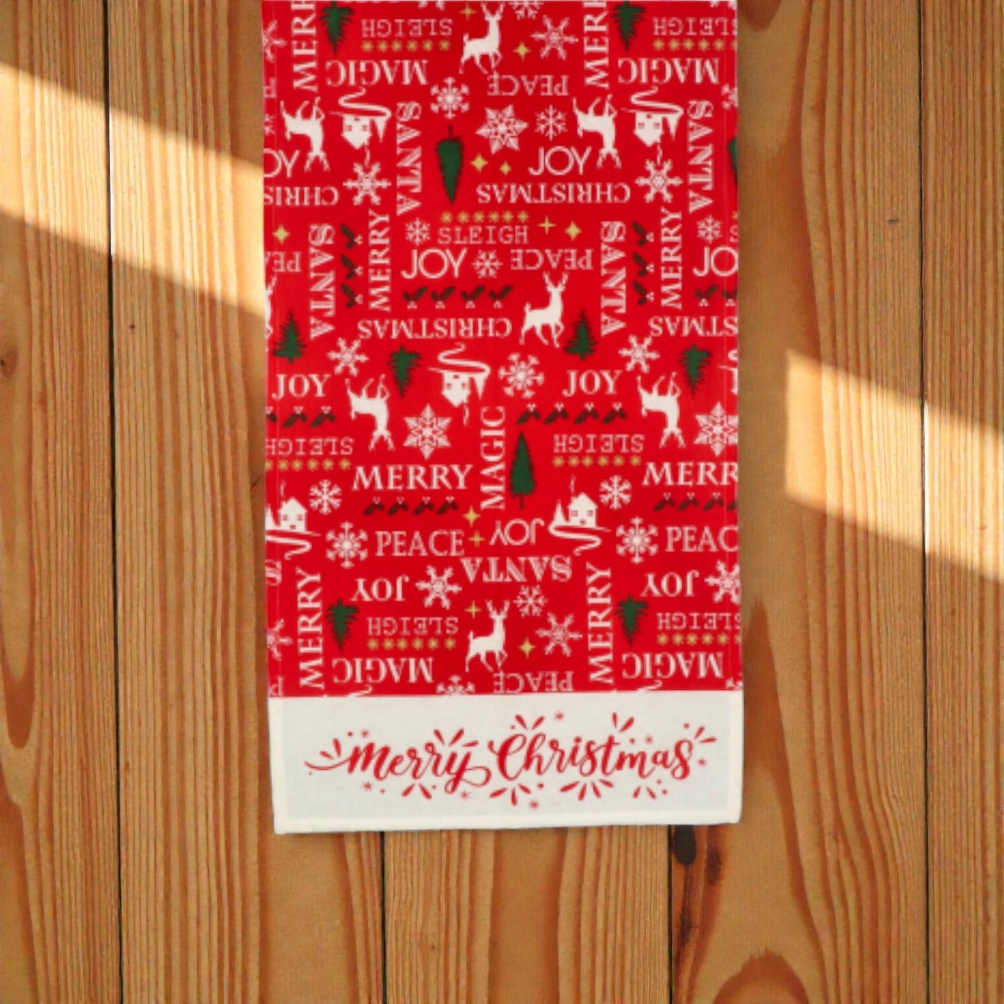 Runner antimacchia di natale karima su sfondo in legno caldo.