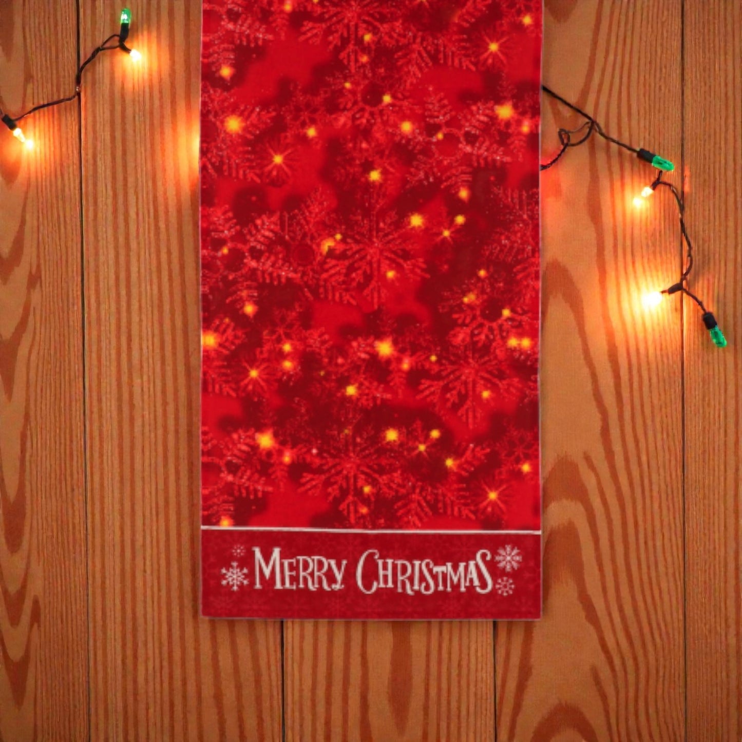 Runner antimacchia di natale karima su sfondo in legno caldo.