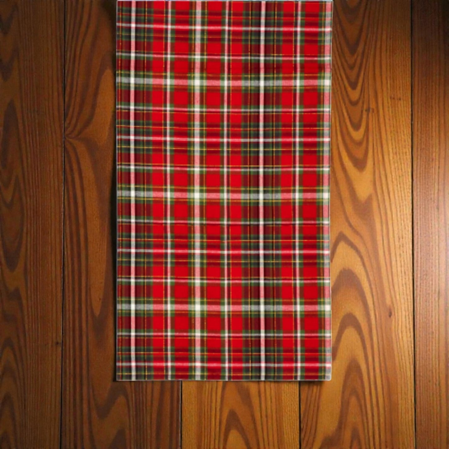 Runner antimacchia di natale plaid holly su sfondo in legno caldo.