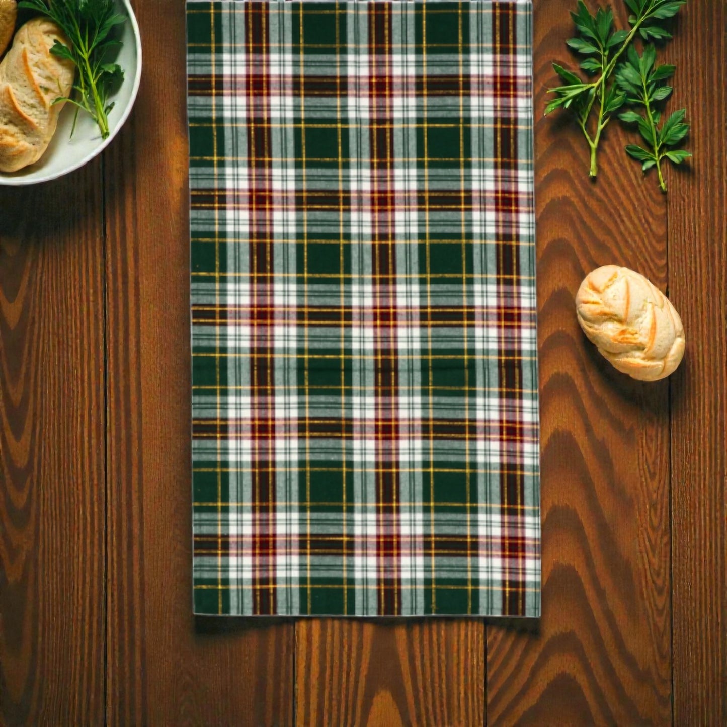 Runner antimacchia di natale plaid holly su sfondo in legno.