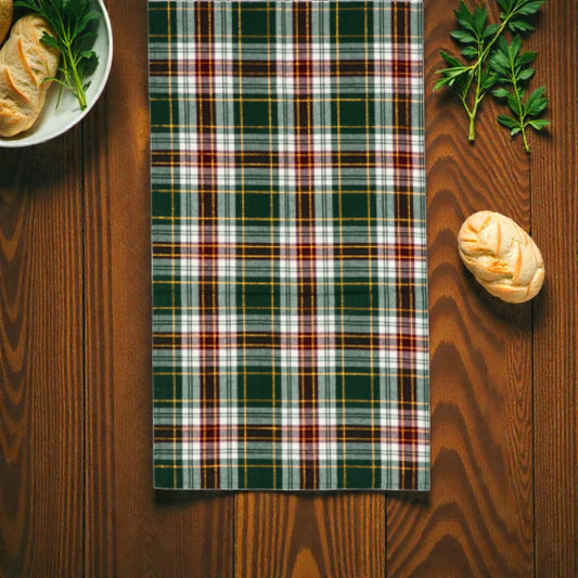 Runner antimacchia di natale plaid holly su sfondo in legno.