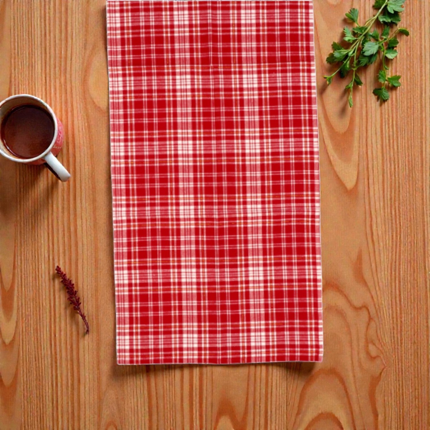 Runner antimacchia di natale plaid holly su sfondo in legno.