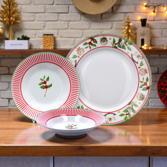 Servizio Piatti di natale con righe rossa e verde e disegno di vischio natalizio su un piano in legno. Servizio da 8 pezzi