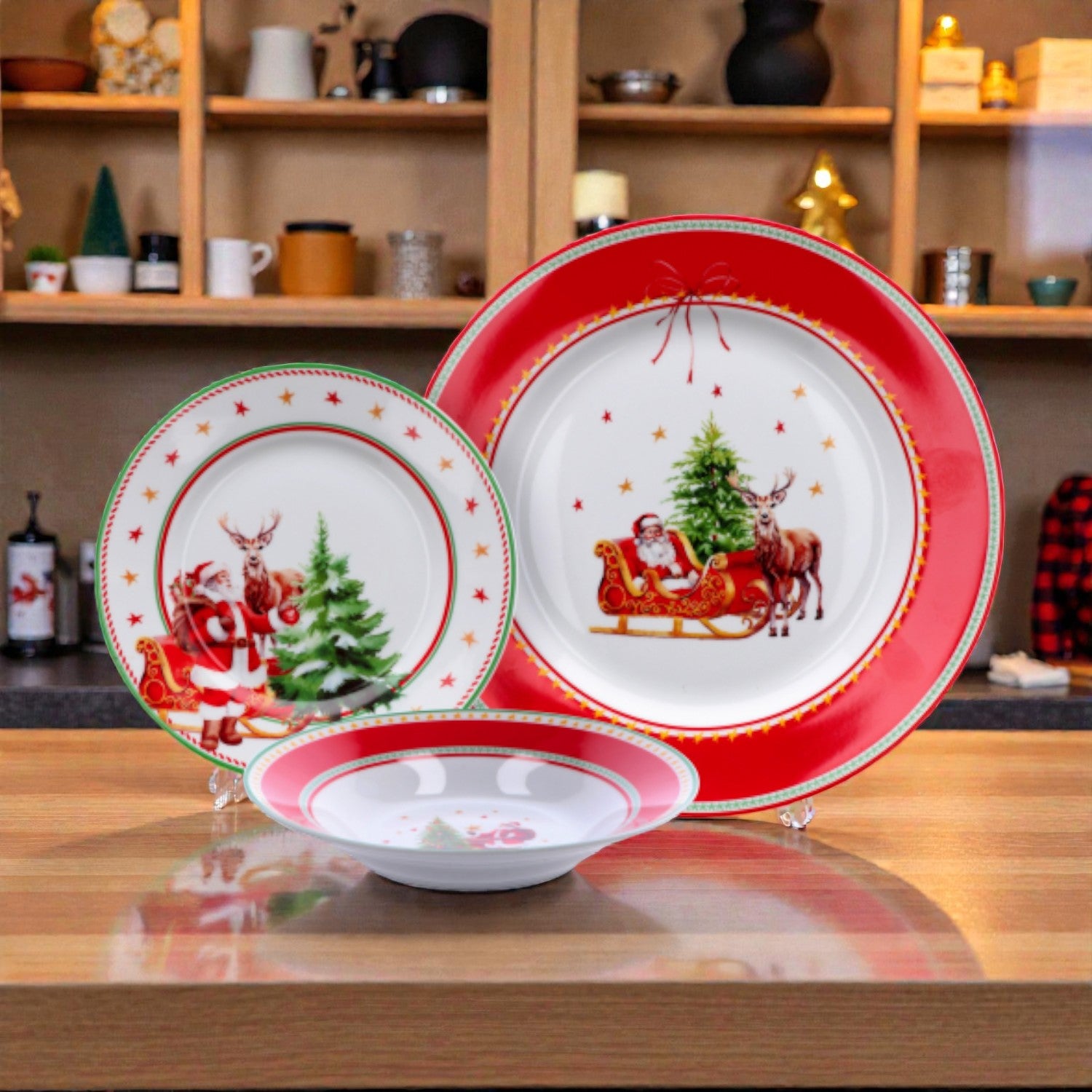 Servizio Piatti di natale con righe rossa e verde e disegno di albero natalizio, babbo natale e slitta con renna su un piano in legno. Servizio da 8 pezzi