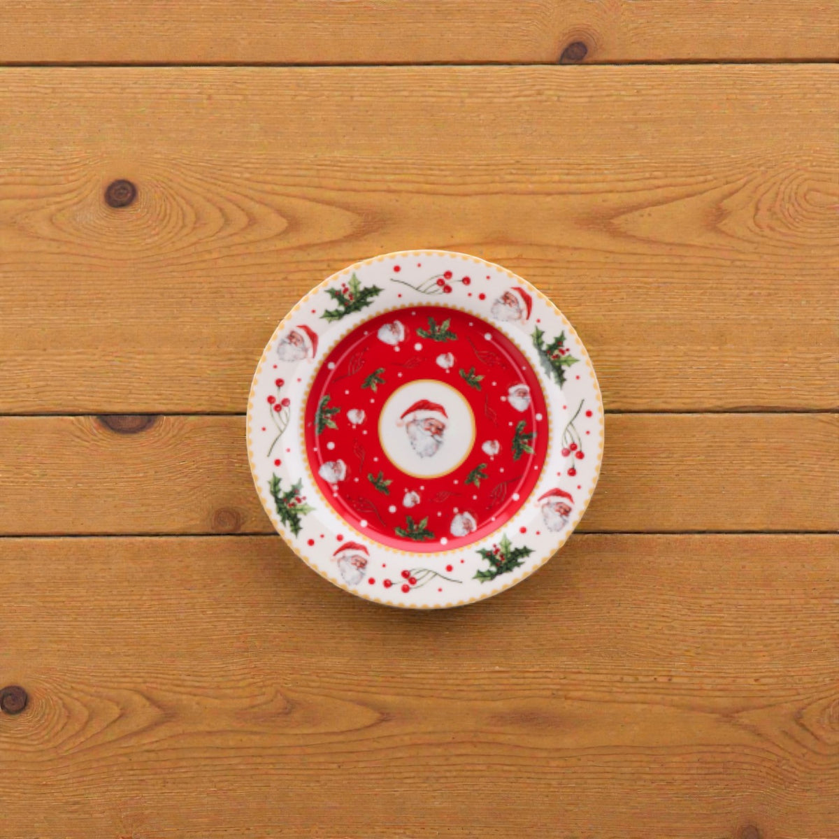 Piatto di natale bianco merry christmas in porcellana bianco con disegni vischio e babbo natale e righe rosse e verdi.