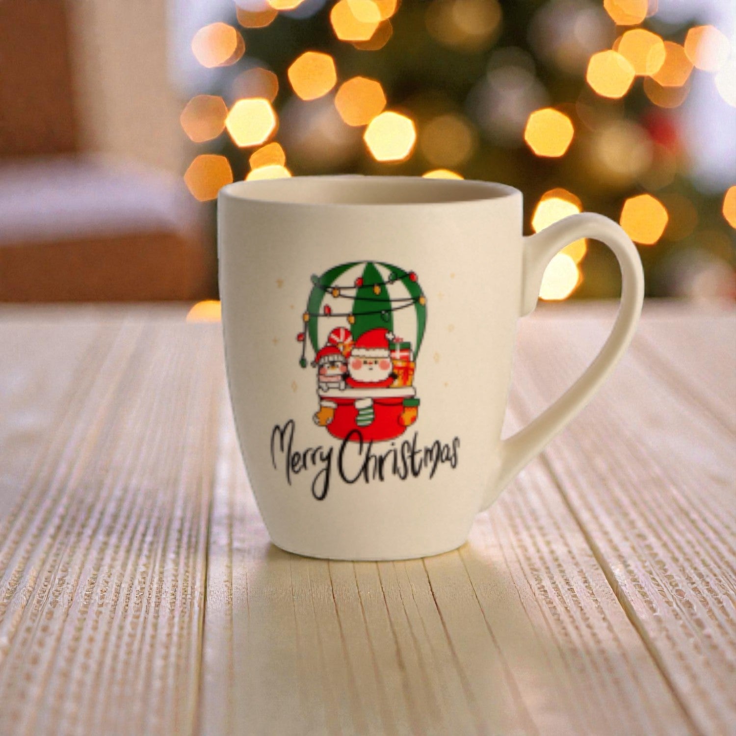 Tazza in ceramica di natale bianca, su un piano in legno in una casa festiva.