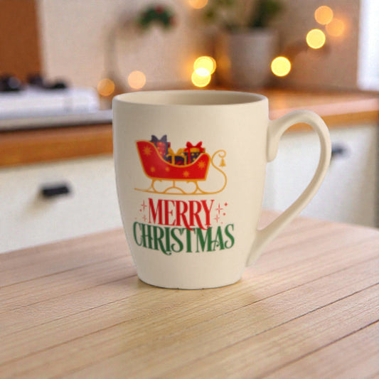 Tazza in ceramica di natale bianca, su un piano in legno in una casa festiva.