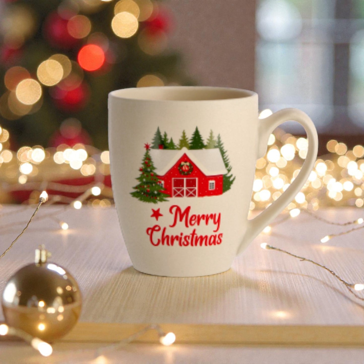 Tazza in ceramica di natale bianca, su un piano in legno in una casa festiva.