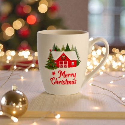 Tazza in ceramica di natale bianca, su un piano in legno in una casa festiva.